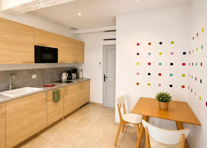 Holiday In Arles: Appartement De L'Amphitheatre